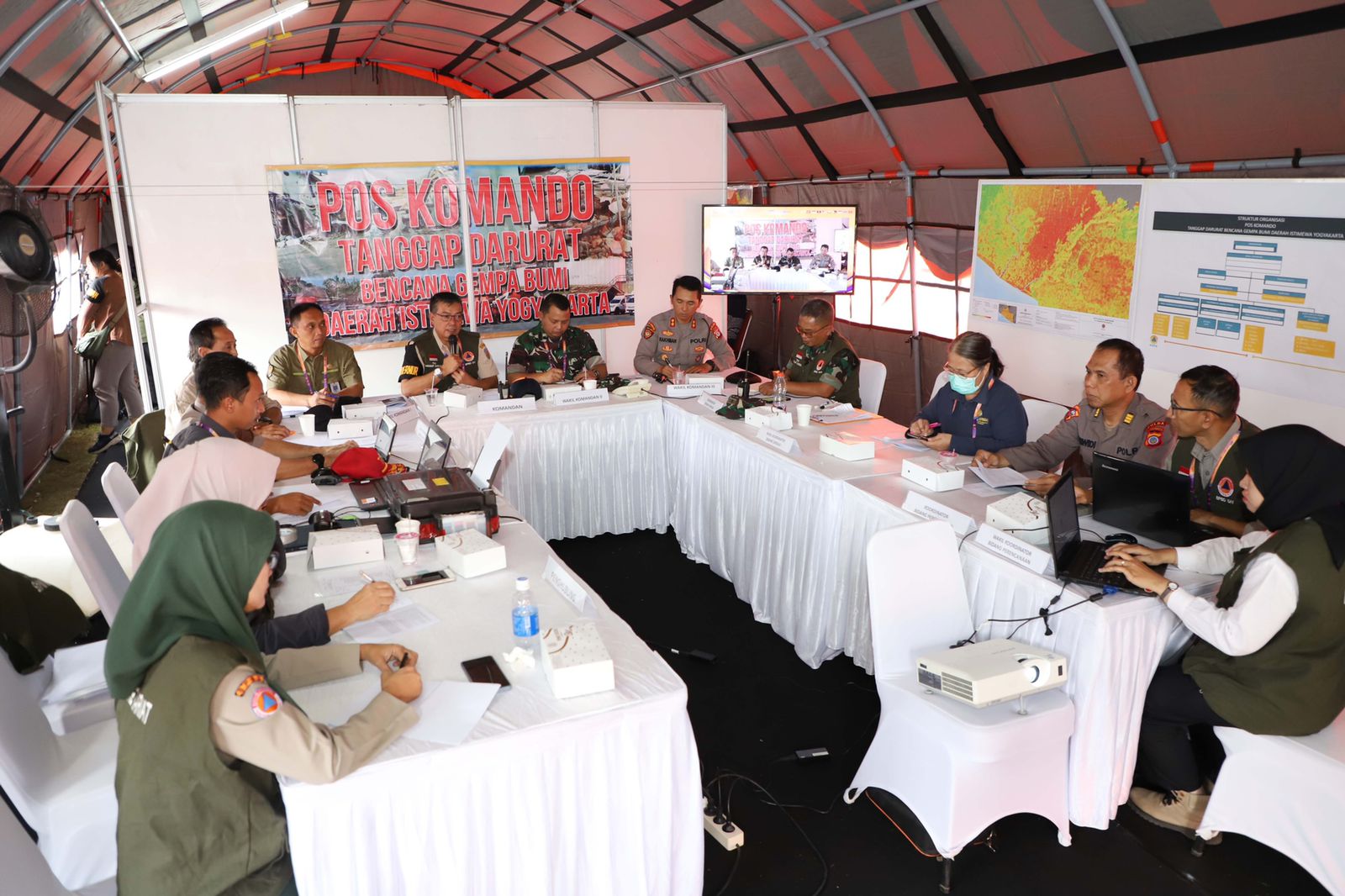 Rapat koordinasi Pos Pendamping Nasional saat Simulasi Penanganan Gempabumi pada ASEAN Regional Disaster Response Simulation Exercise (ARDEX) 2023 di Stadion Sultan Agung, Kabupaten Bantul, Daerah Istimewa Yogyakarta, pada Kamis (3/8)